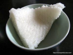 একটি রান্না করা চালের পিঠা Steamed Rice Cake ভাত এর যত পদ